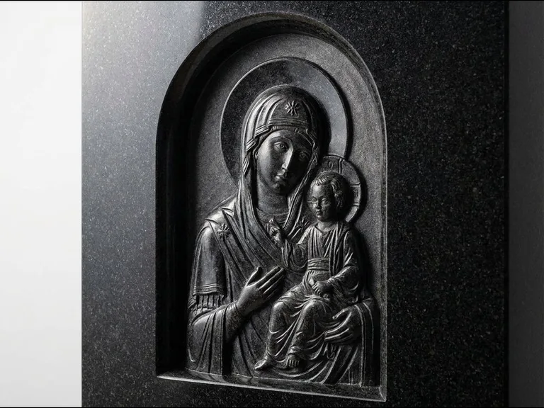 Барельеф на памятник — икона в арке в Ставрополе