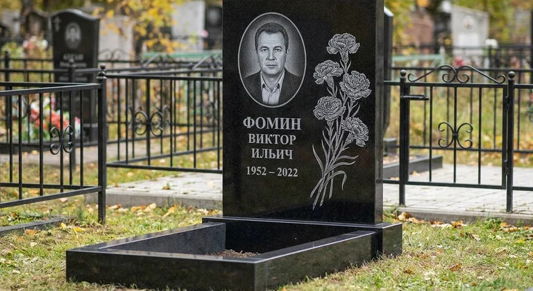 Гравировка гвоздик на памятник в Ставрополе — пример работы на граните