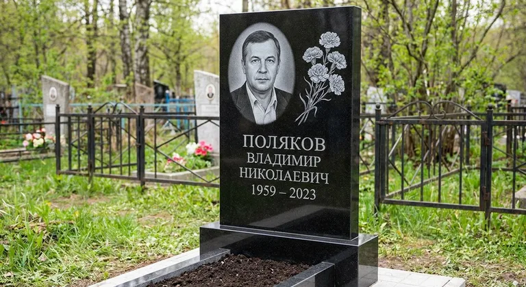 Памятник с гравировкой гвоздик — выполненная работа «Поляков» в Ставрополе