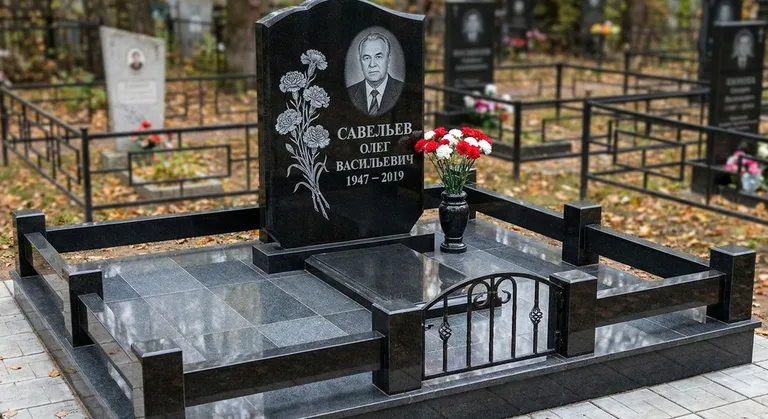 Памятник с гравировкой гвоздик — выполненная работа «Савельев» в Ставрополе