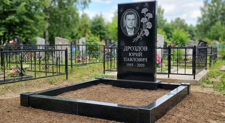 Памятник с гравировкой гвоздик — выполненная работа «Дроздов» в Ставрополе