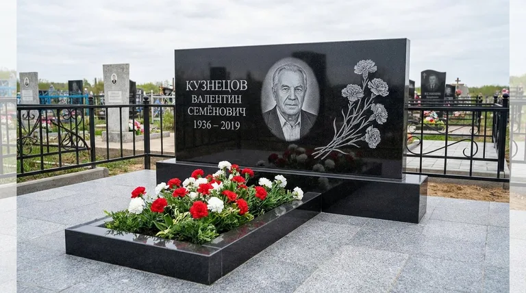Памятник с гравировкой гвоздик — выполненная работа «Кузнецов» в Ставрополе