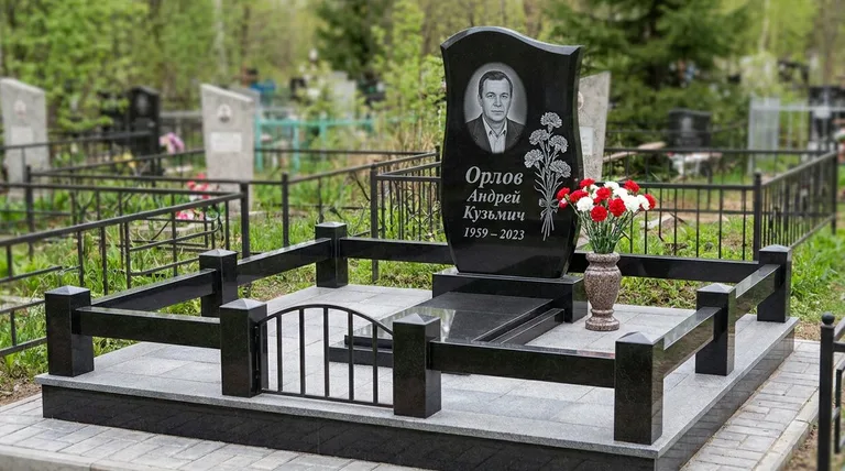 Памятник с гравировкой гвоздик — выполненная работа «Орлов» в Ставрополе