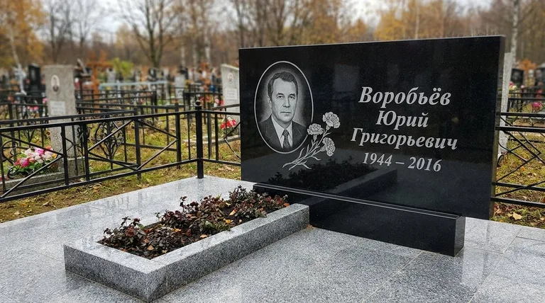 Памятник с гравировкой гвоздик — выполненная работа «Воробьёв» в Ставрополе