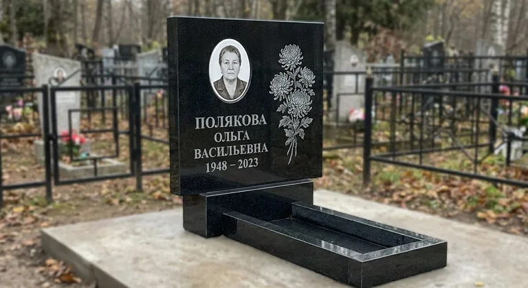 Памятник с гравировкой хризантем — выполненная работа «Полякова» в Ставрополе