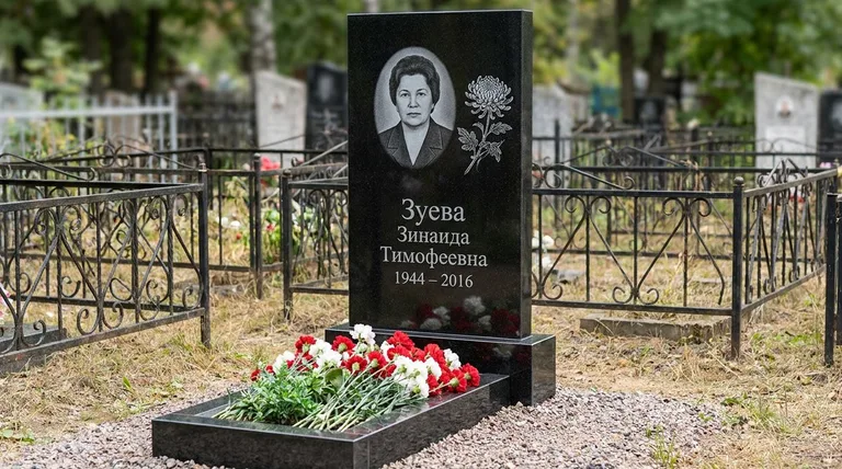 Памятник с гравировкой хризантем — выполненная работа «Зуева» в Ставрополе