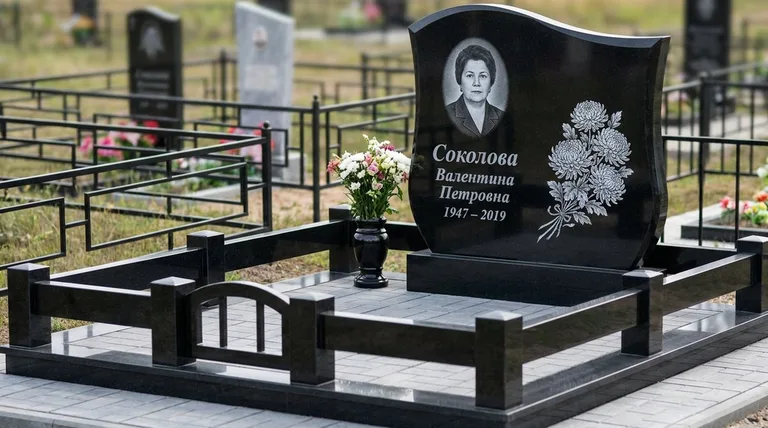 Памятник с гравировкой хризантем — выполненная работа «Соколова» в Ставрополе