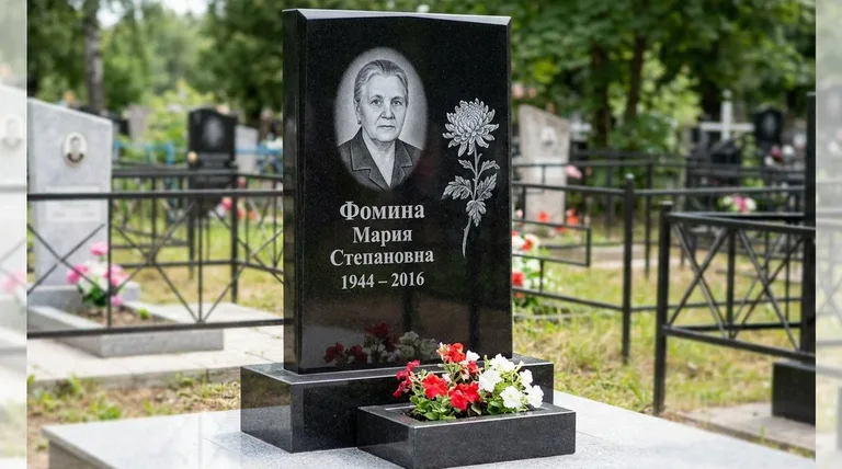 Памятник с гравировкой хризантем — выполненная работа «Фомина» в Ставрополе