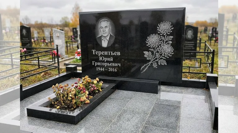 Памятник с гравировкой хризантем — выполненная работа «Терентьев» в Ставрополе