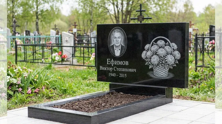 Памятник с гравировкой хризантем — выполненная работа «Ефимов» в Ставрополе