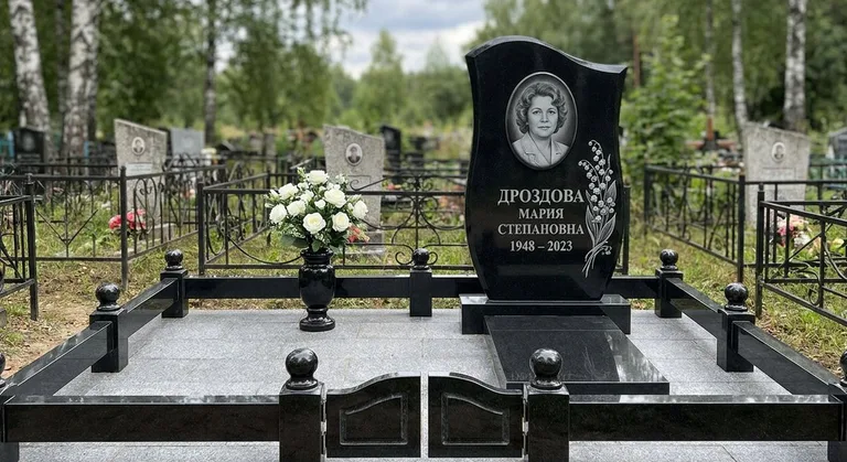 Памятник с гравировкой ландышей — выполненная работа «Дроздова» в Ставрополе