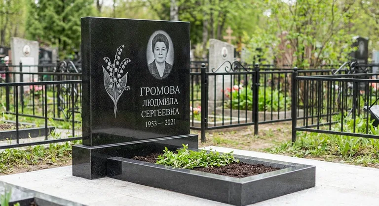 Памятник с гравировкой ландышей — выполненная работа «Громова» в Ставрополе