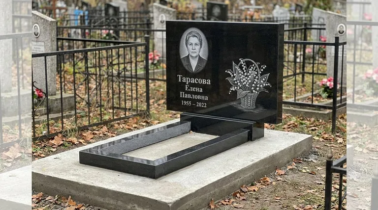 Памятник с гравировкой ландышей — выполненная работа «Тарасова» в Ставрополе