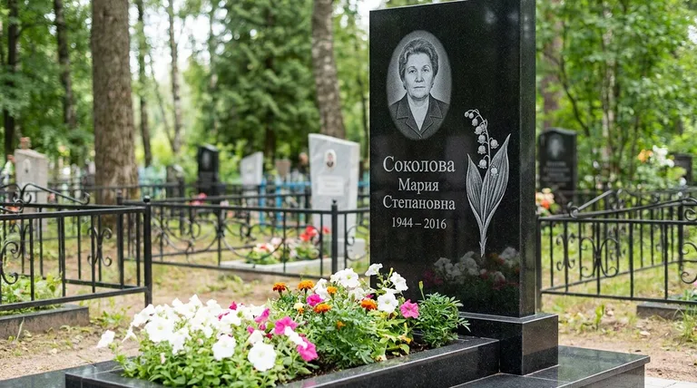 Памятник с гравировкой ландышей — выполненная работа «Соколова» в Ставрополе