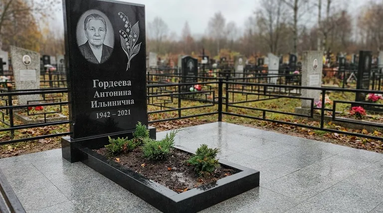 Памятник с гравировкой ландышей — выполненная работа «Гордеева» в Ставрополе