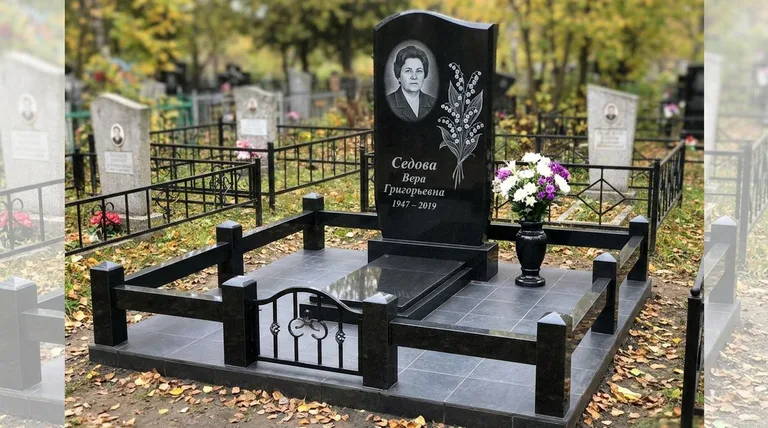 Памятник с гравировкой ландышей — выполненная работа «Седова» в Ставрополе