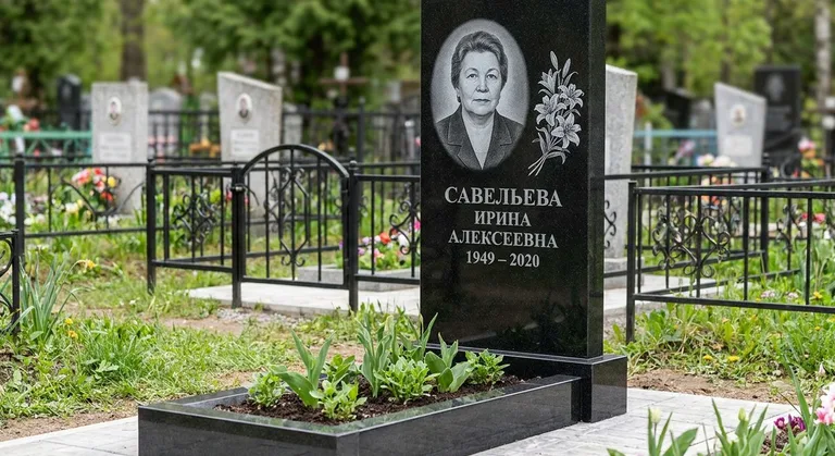 Памятник с гравировкой лилий — выполненная работа «Савельева» в Ставрополе