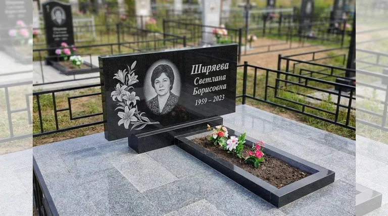 Памятник с гравировкой лилий — выполненная работа «Ширяева» в Ставрополе