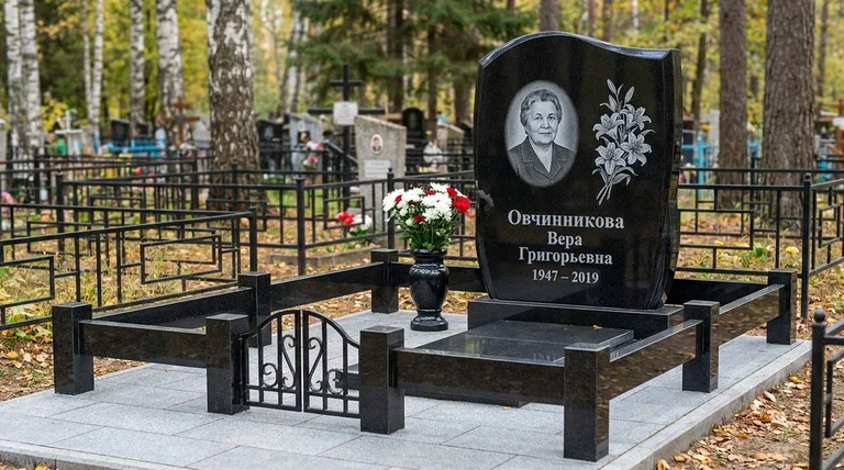 Памятник с гравировкой лилий — выполненная работа «Овчинникова» в Ставрополе