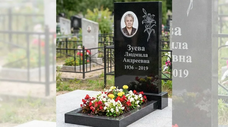 Памятник с гравировкой лилий — выполненная работа «Зуева» в Ставрополе