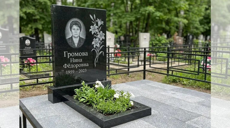 Памятник с гравировкой лилий — выполненная работа «Громова» в Ставрополе
