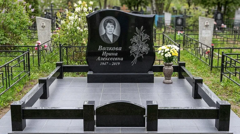 Памятник с гравировкой лилий — выполненная работа «Волкова» в Ставрополе