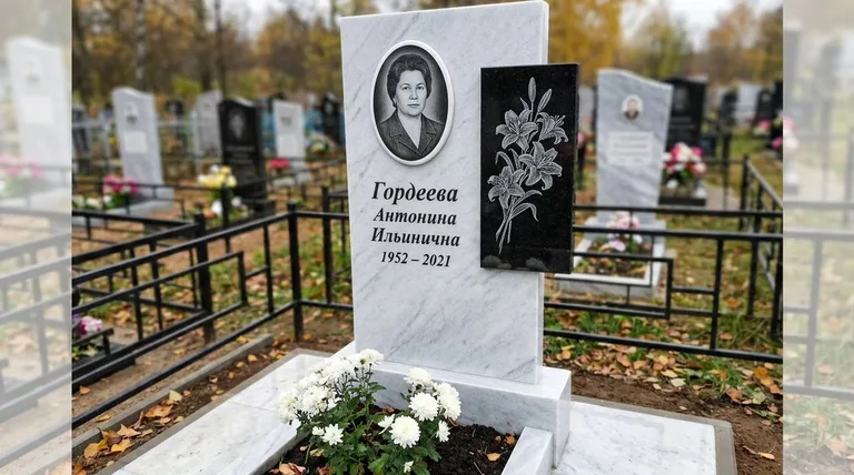 Памятник с гравировкой лилий — выполненная работа «Гордеева» в Ставрополе