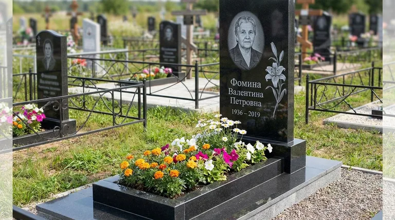 Памятник с гравировкой лилий — выполненная работа «Фомина» в Ставрополе
