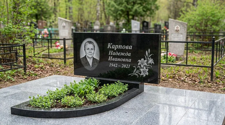 Памятник с гравировкой лилий — выполненная работа «Карпова» в Ставрополе