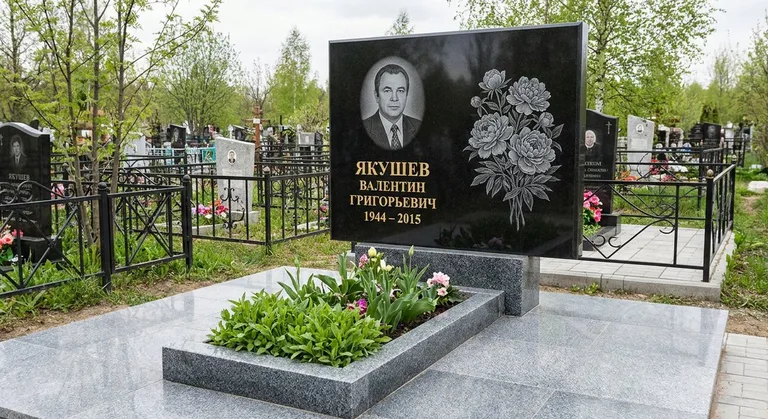 Памятник с гравировкой пионов — выполненная работа «Якушев» в Ставрополе