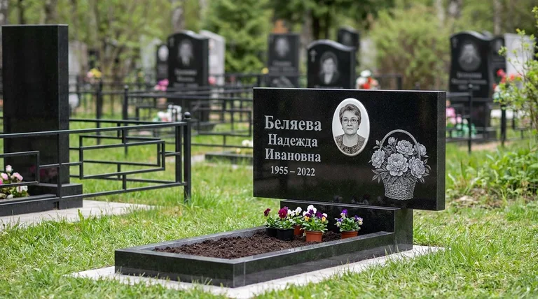 Памятник с гравировкой пионов — выполненная работа «Беляева» в Ставрополе