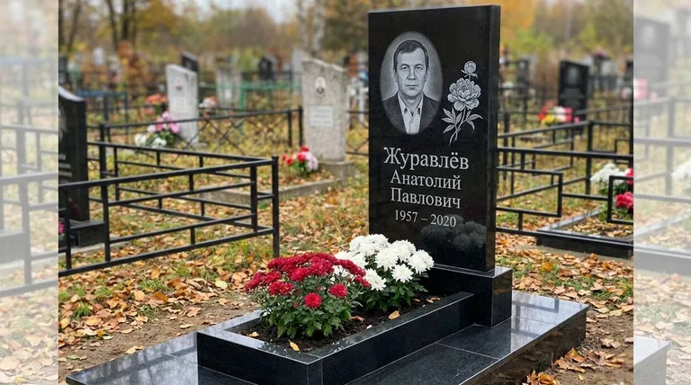 Памятник с гравировкой пионов — выполненная работа «Журавлёв» в Ставрополе