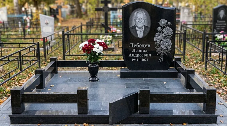 Памятник с гравировкой пионов — выполненная работа «Лебедев» в Ставрополе