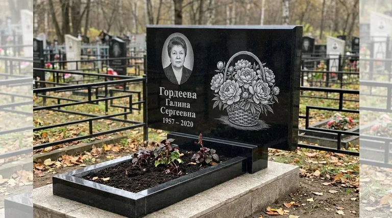 Памятник с гравировкой пионов — выполненная работа «Гордеева» в Ставрополе