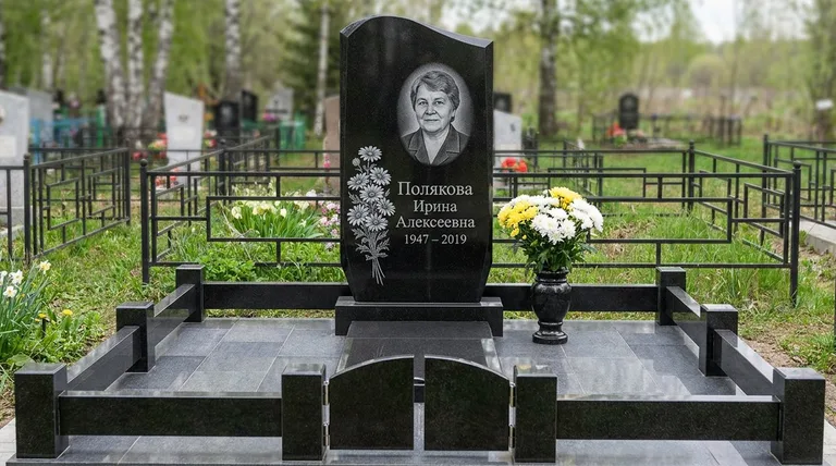 Памятник с гравировкой ромашек — выполненная работа «Полякова» в Ставрополе