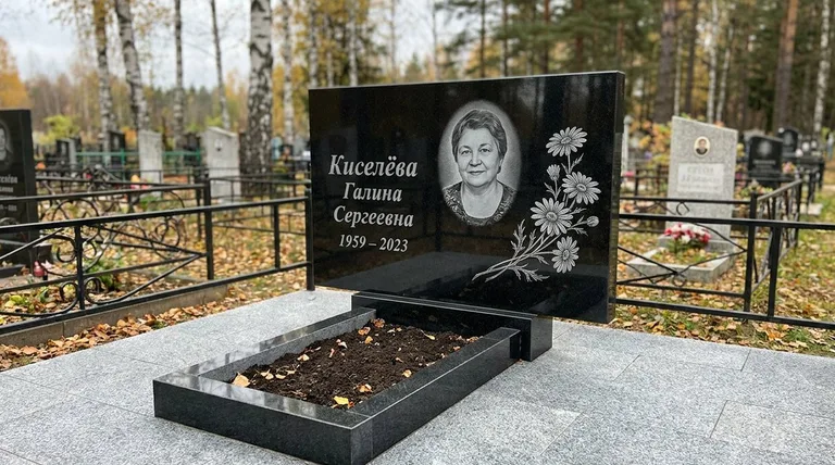 Памятник с гравировкой ромашек — выполненная работа «Киселёва» в Ставрополе
