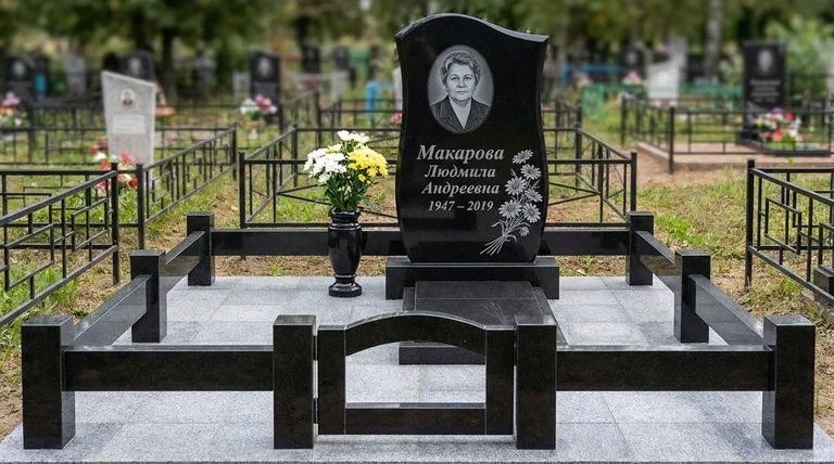 Памятник с гравировкой ромашек — выполненная работа «Макарова» в Ставрополе