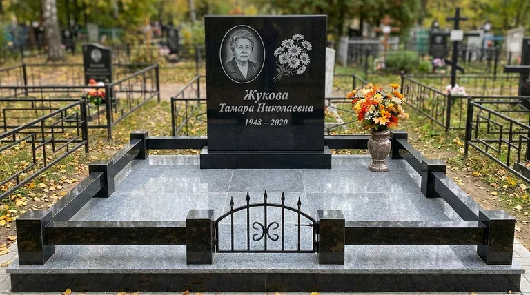 Памятник с гравировкой ромашек — выполненная работа «Жукова» в Ставрополе