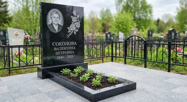 Памятник с гравировкой роз — выполненная работа «Соколова» в Ставрополе