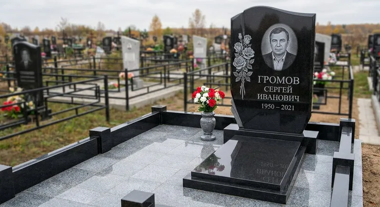 Памятник с гравировкой роз — выполненная работа «Громов» в Ставрополе