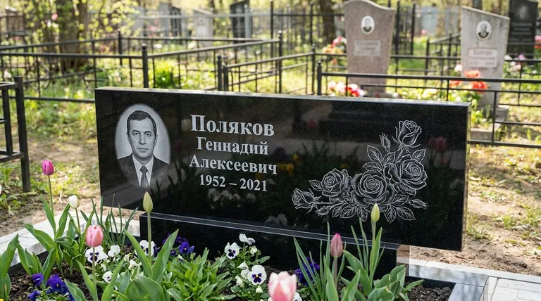 Памятник с гравировкой роз — выполненная работа «Поляков» в Ставрополе