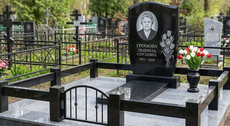 Памятник с гравировкой тюльпанов — выполненная работа «Громова» в Ставрополе