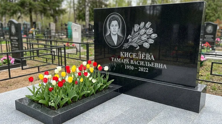Памятник с гравировкой тюльпанов — выполненная работа «Киселёва» в Ставрополе