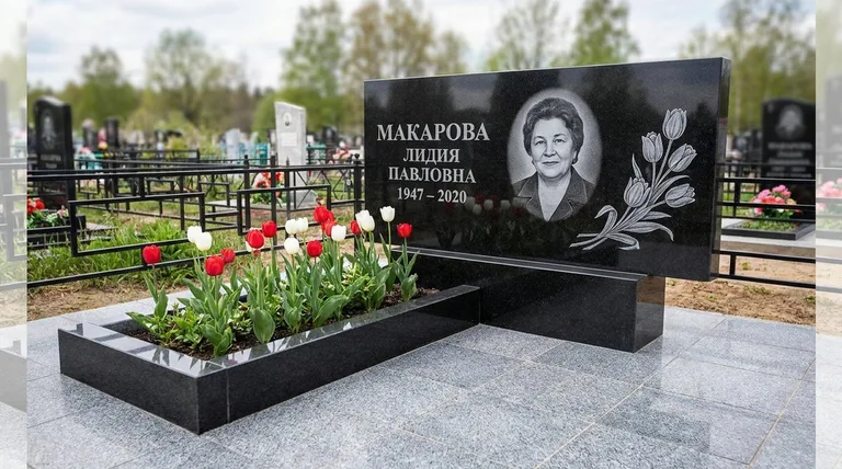 Памятник с гравировкой тюльпанов — выполненная работа «Макарова» в Ставрополе