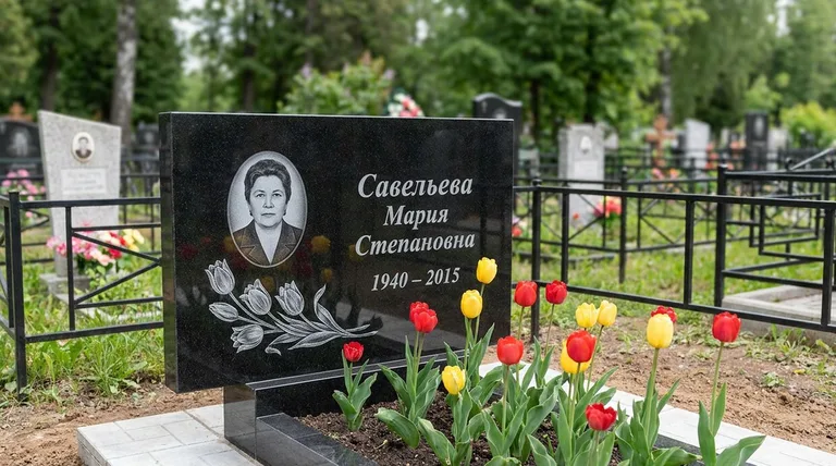 Памятник с гравировкой тюльпанов — выполненная работа «Савельева» в Ставрополе