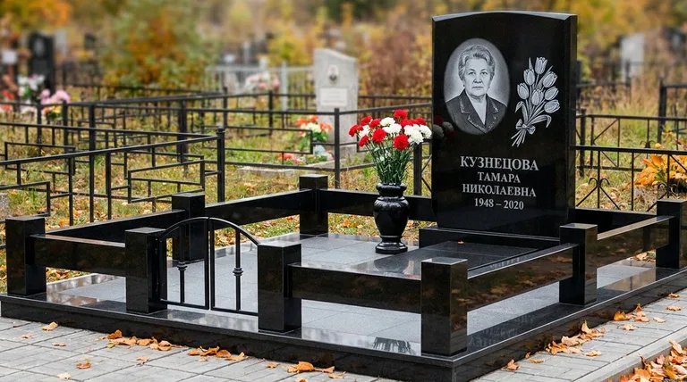 Памятник с гравировкой тюльпанов — выполненная работа «Кузнецова» в Ставрополе