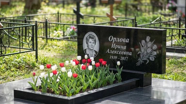 Памятник с гравировкой тюльпанов — выполненная работа «Орлова» в Ставрополе