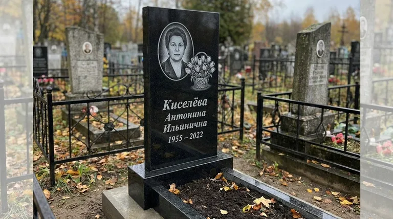 Памятник с гравировкой тюльпанов — выполненная работа «Киселёва» в Ставрополе