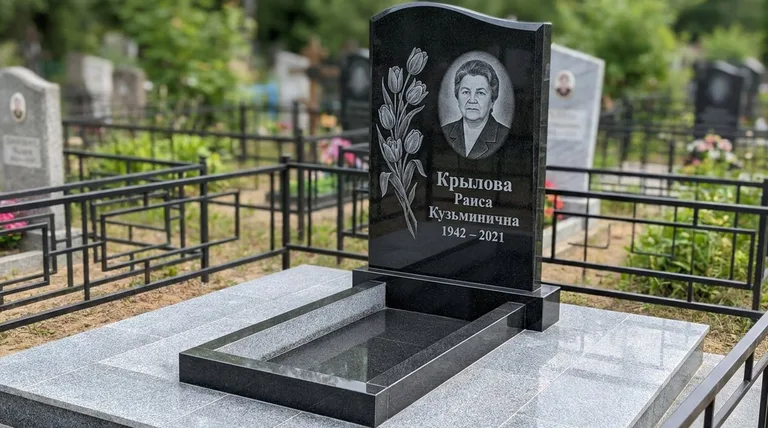 Памятник с гравировкой тюльпанов — выполненная работа «Крылова» в Ставрополе