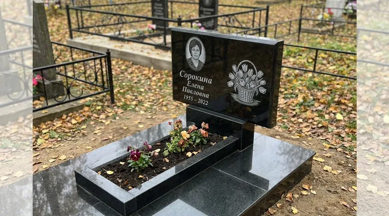Памятник с гравировкой тюльпанов — выполненная работа «Сорокина» в Ставрополе